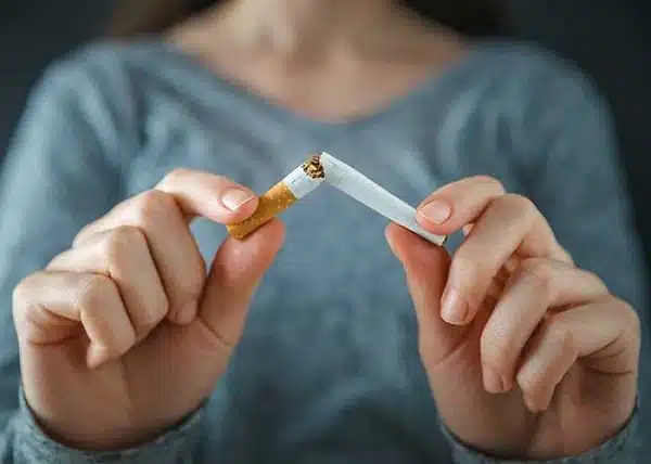 γυναίκα που σκέφτεται να κόψει το κάπνισμα